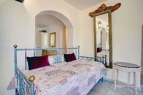 Romantic Puerto Banus Villa, Sea Mountain Views