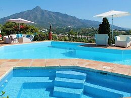 Romantic Puerto Banus Villa, Sea Mountain Views