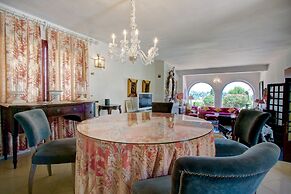 Romantic Puerto Banus Villa, Sea Mountain Views