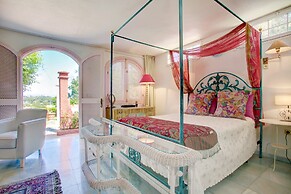 Romantic Puerto Banus Villa, Sea Mountain Views