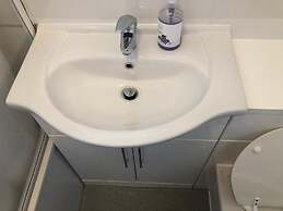 Small Modern Comfortable 2 Bedroom Apartment - Cmyr