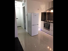 Small Modern Comfortable 2 Bedroom Apartment - Cmyr