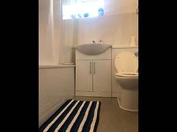 Small Modern Comfortable 2 Bedroom Apartment - Cmyr