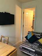 Small Modern Comfortable 2 Bedroom Apartment - Cmyr