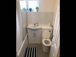 Small Modern Comfortable 2 Bedroom Apartment - Cmyr