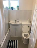 Small Modern Comfortable 2 Bedroom Apartment - Cmyr