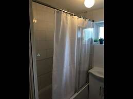 Small Modern Comfortable 2 Bedroom Apartment - Cmyr