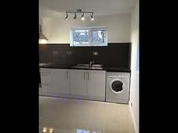 Small Modern Comfortable 2 Bedroom Apartment - Cmyr