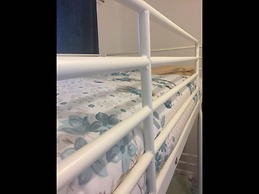 Small Modern Comfortable 2 Bedroom Apartment - Cmyr