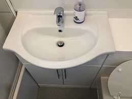 Small Modern Comfortable 2 Bedroom Apartment - Cmyr