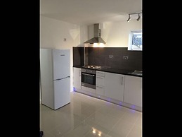 Small Modern Comfortable 2 Bedroom Apartment - Cmyr