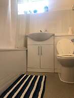 Small Modern Comfortable 2 Bedroom Apartment - Cmyr