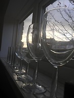 Small Modern Comfortable 2 Bedroom Apartment - Cmyr