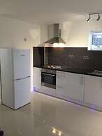 Small Modern Comfortable 2 Bedroom Apartment - Cmyr