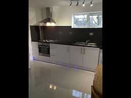 Small Modern Comfortable 2 Bedroom Apartment - Cmyr