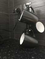 Small Modern Comfortable 2 Bedroom Apartment - Cmyr