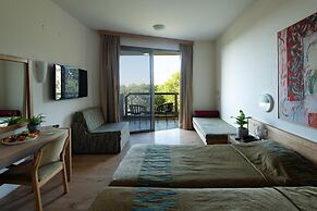 Shefayim Hotel
