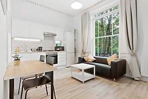 Refined, Light 1 Bed Apt w Balcony in Brixton