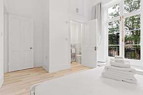 Refined, Light 1 Bed Apt w Balcony in Brixton