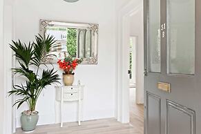Refined, Light 1 Bed Apt w Balcony in Brixton