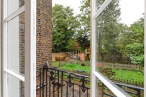 Refined, Light 1 Bed Apt w Balcony in Brixton