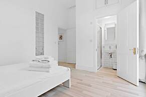 Refined, Light 1 Bed Apt w Balcony in Brixton