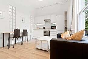 Refined, Light 1 Bed Apt w Balcony in Brixton