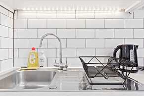 Refined, Light 1 Bed Apt w Balcony in Brixton