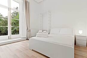 Refined, Light 1 Bed Apt w Balcony in Brixton