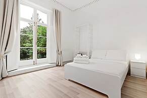 Refined, Light 1 Bed Apt w Balcony in Brixton