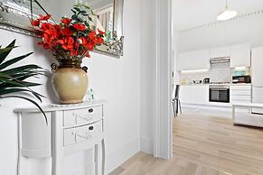 Refined, Light 1 Bed Apt w Balcony in Brixton