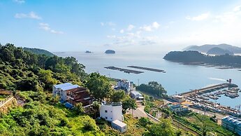 Tongyoung Blue House Spa Pension
