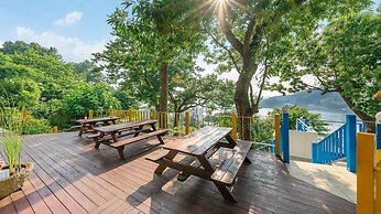 Tongyoung Blue House Spa Pension