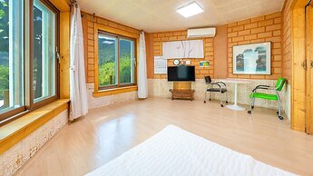 Tongyoung Blue House Spa Pension