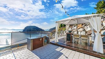 Namhae Pumda Pool Villa Pension
