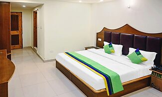 Treebo Dev With Valley View, Mall Road