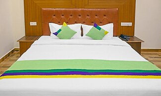 Treebo Dev With Valley View, Mall Road