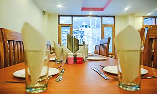 Treebo Dev With Valley View, Mall Road