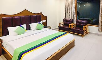 Treebo Dev With Valley View, Mall Road