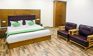 Treebo Dev With Valley View, Mall Road