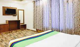 Treebo Dev With Valley View, Mall Road