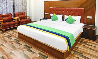 Treebo Dev With Valley View, Mall Road