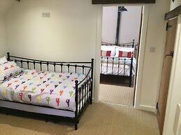 Impeccable Cottage Suitable for 2 Adults & 1 Child