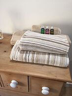 Impeccable Cottage Suitable for 2 Adults & 1 Child