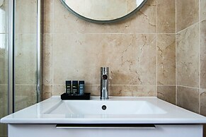 Phaedrus Living: Seaside Luxury Flat Lighthouse 62