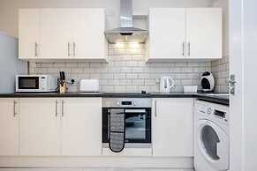 Homely Spaces Apt A, Large Studio W/king, 2guests