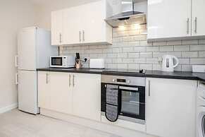 Homely Spaces Apt A, Large Studio W/king, 2guests
