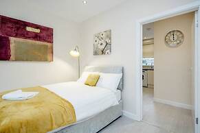 Homely Spaces Apt A, Large Studio W/king, 2guests