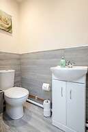 Homely Spaces Apt A, Large Studio W/king, 2guests