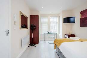 Homely Spaces Apt A, Large Studio W/king, 2guests